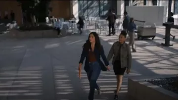 Vaqueros vaqueros usados por Dani Núñez (Arienne Mandi) en La Palabra L: Generación Q (S01E05)