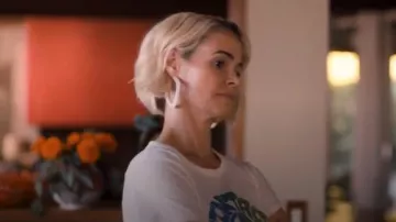 Carré blanc hoop boucles d'oreilles portées par Alice Pieszecki (Leisha Hailey) dans The L Word: Génération Q Saison 1 Épisode 5