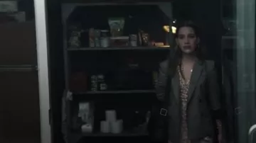 Blazer gris de doble pecho usado por Love Quinn (Victoria Pedretti) en YOU Temporada 2 Episodio 10