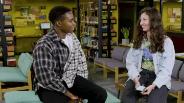 La camisa a cuadros en blanco y negro que usó Kedar Williams-Stirling en el set de sex education temporada 2