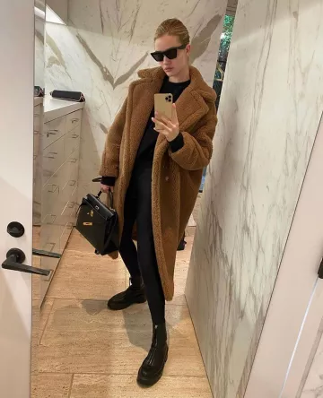 Celine Noir Gris Cat Eye Lunettes les Lunettes de soleil portées par Rosie Huntington-Whiteley Instagram 6 janvier 2020