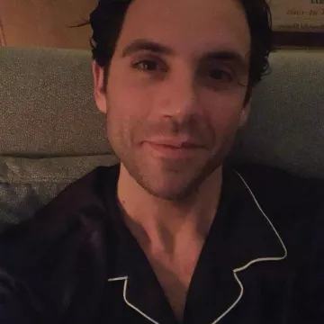The pyjama black of Mika on his account Instagram @mikainstagram