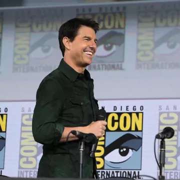 La chemise en daim suédine noire portée de Tom Cruise sur le compte Instagram de @tomcruise