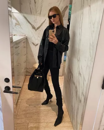 La mochila de fila Mochila de cuero usada por Rosie Huntington-Whiteley Instagram 6 de enero de 2020
