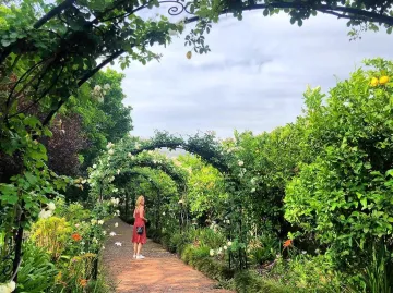 Le sac à bandoulière carré et noir d'Elizabeth Lail sur le compte Instagram de @elizaboon