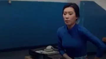 Crop top de cuello simulado azul usado por Jenn Yu (Amanda Zhou) en Spinning Out Temporada 1 Episodio 7