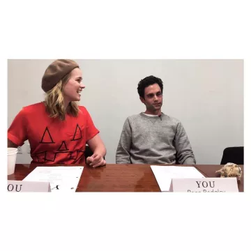 Le béret en laine marron d'Elizabeth Lail sur le compte Instagram de @elizaboon