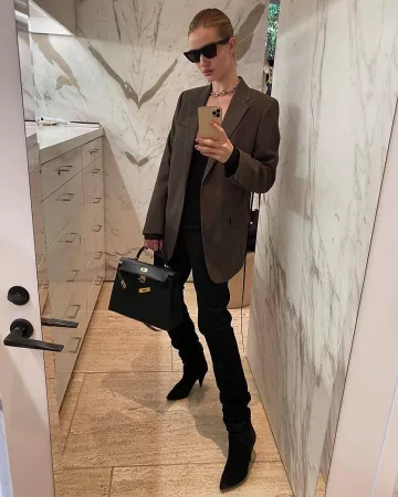 Saint Laurent Era Suede Knee Boots usadas por Rosie Huntington-Whiteley Instagram 6 de enero de 2020