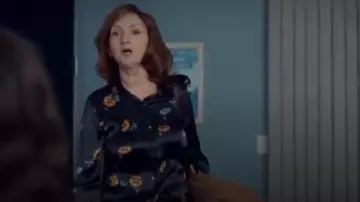 Blusa floral de seda negra usada por Dasha Fedorova (Svetlana Efremova) en Spinning Out Temporada 1 Episodio 7