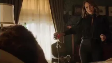 Puff Manches Haut en Soie porté par Faye (Elizabeth Rodriguez) dans Shameless Saison 10 Épisode 9