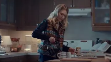Jeans ajustados azul oscuro con solapa de bolsillo usados por Carol Baker (January Jones) en Spinning Out Temporada 1 Episodio 7