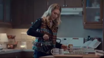 Chaqueta estampada azteca de manga de cuero usada por Carol Baker (January Jones) en Spinning Out Temporada 1 Episodio 7