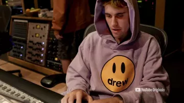 Rose a Attiré Sweat-shirt porté par Justin Bieber dans la vidéo YouTube de Justin Bieber: les Saisons | Trailer Officiel Ft. Yummy | YouTube Originaux