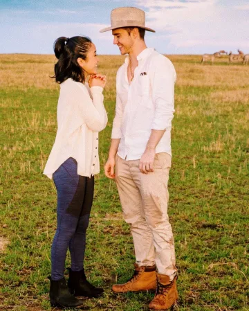 Botas planas lisas negras mate de Lana Condor en la cuenta de Instagram de @lanacondor