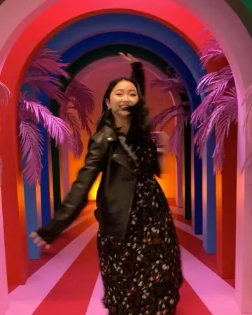 El perfecto negro, un poco grande de Lana Condor en la cuenta de Instagram de @lanacondor