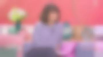 Le sweat à capuche en cachemire gris de Faustine Bollaert dans Ça commence aujourd'hui