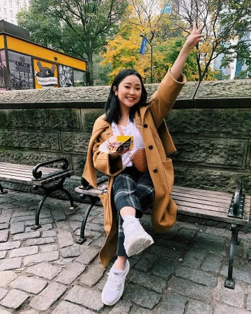 Bolso de hombro marrón efecto cocodrilo de Lana Condor en la cuenta de Instagram de @lanacondor