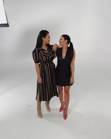 Los muslos beige de Lana Condor con tacones de aguja en la cuenta de Instagram de @lanacondor