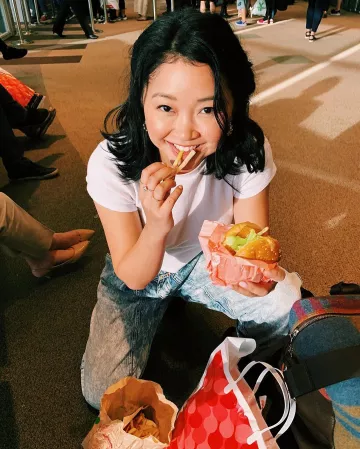 Camiseta blanca lisa de Lana Condor con manga corta y cuello redondo en @lanacondor