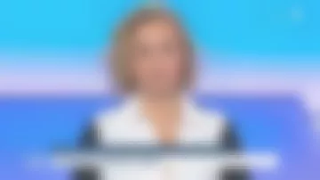 La robe bicolore en popeline de coton de Caroline Roux dans C dans l'air le 07.01.2020