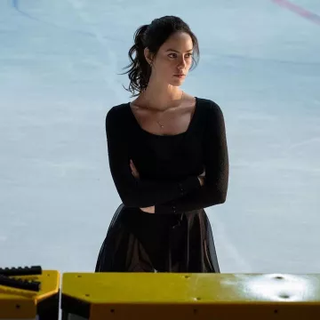Le body noir uni à fines bretelles de Kaya Scodelario sur le compte Instagram de @kayascods
