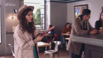 El abrigo de espiga de Roxane (Raphaele Volkoff) en Tomorrow Belongs to Us