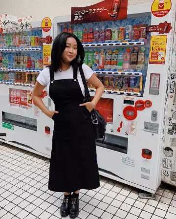 El mono de mezclilla negro con los botones plateados de Lana Condor en la cuenta de Instagram de @lanacondor