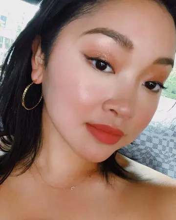 Los criollos dorados, texturizados por Lana Condor en la cuenta de Instagram de @lanacondor