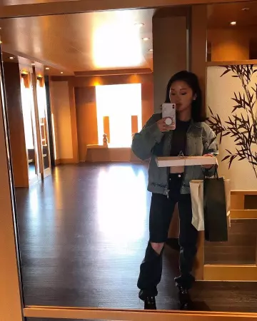 Chaqueta vaquera gris oscuro de Lana Condor con costuras negras expuestas en la cuenta de Instagram de @lanacondor