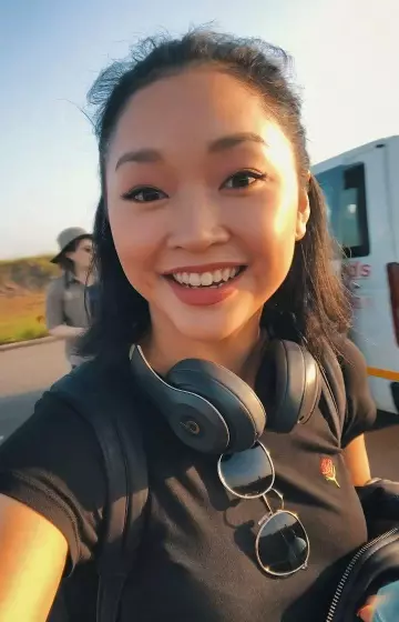 Los auriculares Beats gris oscuro y dorado de Lana Condor en la cuenta de Instagram de @lanacondor