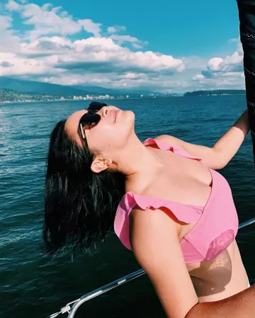 La diadema rosa acanalada del top bikini de Lana Condor en la cuenta de Instagram de @lanacondor