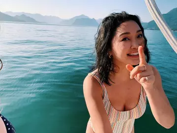 Bikini multicolor de 1 pieza de Lana Condor en la cuenta de Instagram de @lanacondor