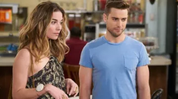 Pulsera usada por Alexis Rose (Annie Murphy) como se ve en Schitt's Creek (S05E03)