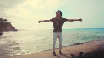 Double necklace in gold Ozuna in Ozuna - Dile que Tu Me Quieres (Video Oficial) | Odisea