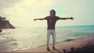 Belt gold buckle of Ozuna in Ozuna - Dile que Tu Me Quieres (Video Oficial) | Odisea