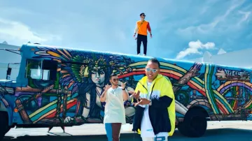 Camiseta blanca de Ozuna enrojecida con el cuello de Ozuna en Vaina Loca - Ozuna x Manuel Turizo (Video Oficial)