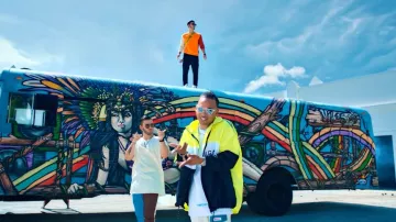 Chaqueta amarilla y azul marino de Ozuna en Vaina Loca - Ozuna x Manuel Turizo (Video Oficial)