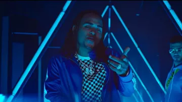 T-shirt a damier de Ozuna dans Vaina Loca - Ozuna x Manuel Turizo (Video Oficial)