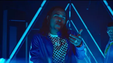 Veste de sport bleu de Ozuna dans Vaina Loca - Ozuna x Manuel Turizo (Video Oficial)