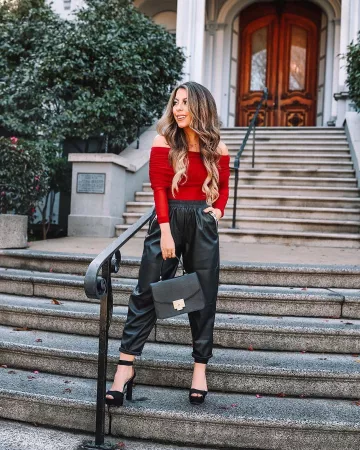 Pantalon en Cuir noir de Julia sur l'Instagram account @uniquelyjulz