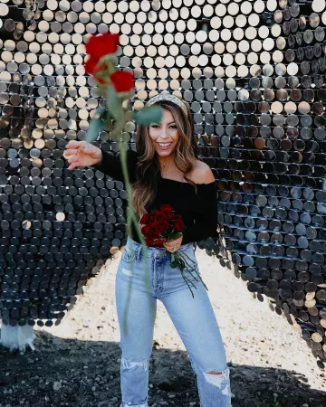 Black Top of Julia on the Instagram account @uniquelyjulz