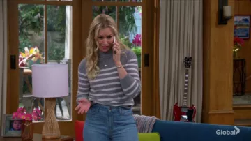 Suéter a rayas grises usado por Gemma (Beth Behrs) en The Neighborhood Temporada 2 Episodio 12