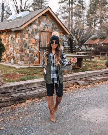 Bota de ante marrón de Julia en la cuenta de Instagram @uniquelyjulz
