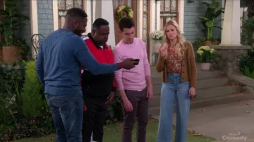 Tan Shrunken Cardigan usado por Gemma (Beth Behrs) en The Neighborhood Temporada 2 Episodio 12