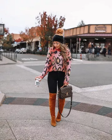 Pantalones Jegging Negros de Julia en la cuenta de Instagram @uniquelyjulz