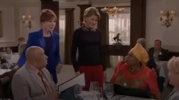 Noire ornée de collier de chandail porté par Jen Davenport (Wendie Malick) dans Bob Cœur Abishola Saison 1 Épisode 12