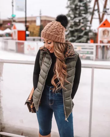 Black Turtleneck Top of Julia en la cuenta de Instagram @uniquelyjulz