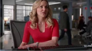 Vestido de vaina roja usado por Marissa Morgan (Geneva Carr) en Bull Temporada 4 Episodio 11