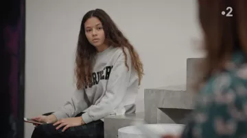 Le sweat Marinière gris la fille Gimenez dans Un si grand soleil épisode 357