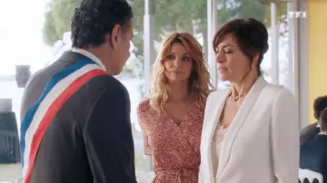 The pink dress printed Chloe (Ingrid Chauvin) in Tomorrow belongs to us the 07/01/2020